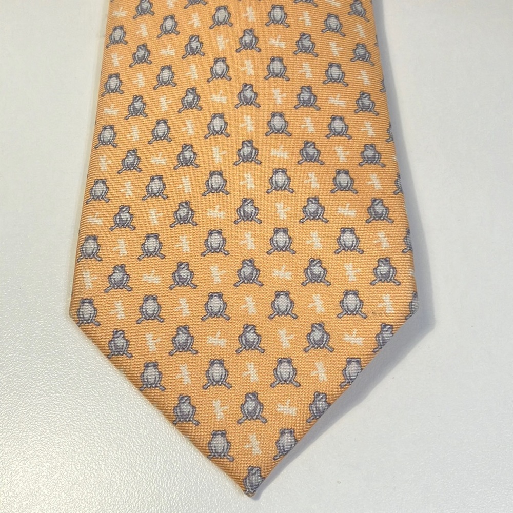 Mustard yellow men’s tie with frog design
